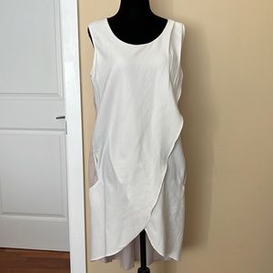 Tunic top with hidden pockets. Great overlay. Two-toned colour.